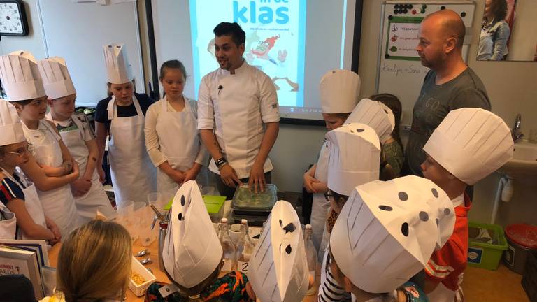Topchef Jermain de Rozario leert de kinderen van groep 6 koken (Foto: Imke van de Laar)
