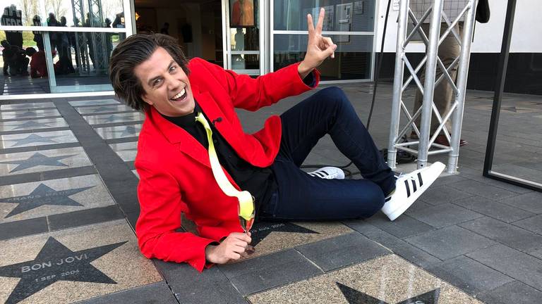 Het is een succesvol jaar voor Snollebollekes: na zijn uitverkochte stadionconcerten, kreeg hij een tegel op de Walk of Fame in het GelreDome.