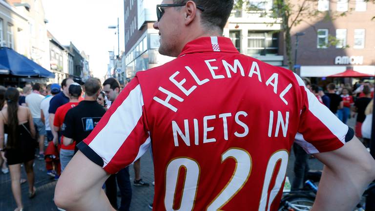 Lukt het PSV dit seizoen alsnog om Ajax met lege handen achter te laten in de titelstrijd? (Foto: VI Images)