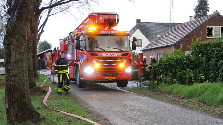 Brandweer aan de slag in Bavel (foto: SQ Vision Mediaprodukties).