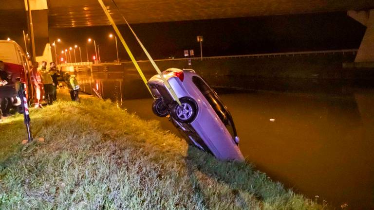 De bestuurder zat gelukkig niet in de auto. (Foto: SQ Vision Mediaprodukties)