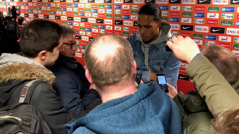 Mediagekte Virgil van Dijk (foto: Job Willemse).