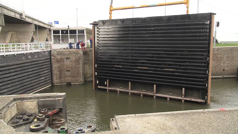 Het terugplaatsen van de sluisdeuren is een precisiewerkje (Foto: Remco de Ruijter)