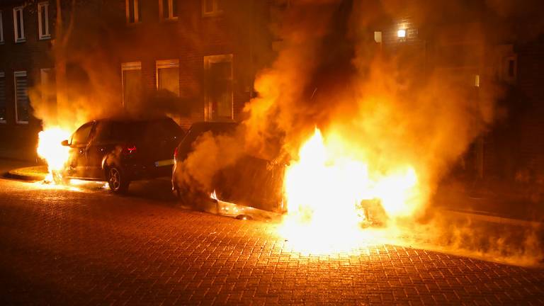 Twee van de autobranden in Oss. (Foto: Gabor Heeres / SQ Vision)