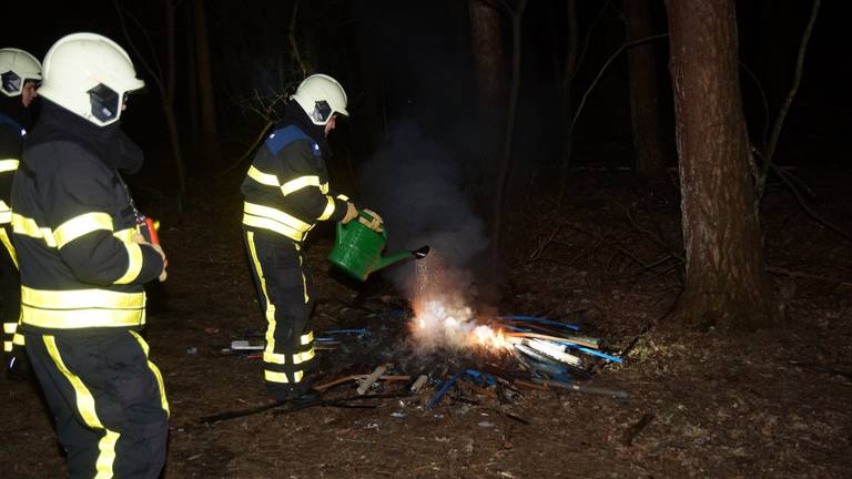 De brandweer besloot de brand te blussen met een gieter. (Foto: Erik Haverhals/FBMB)