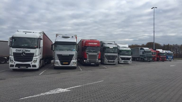 Vrachtwagenchauffeurs overnachten in Asten bij motel Nobis. (Foto: René van Hoof)