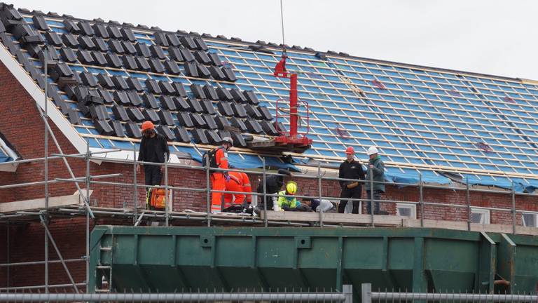 De bouwvakker viel van het dak. (Foto: Foto Persbureau Midden Brabant)