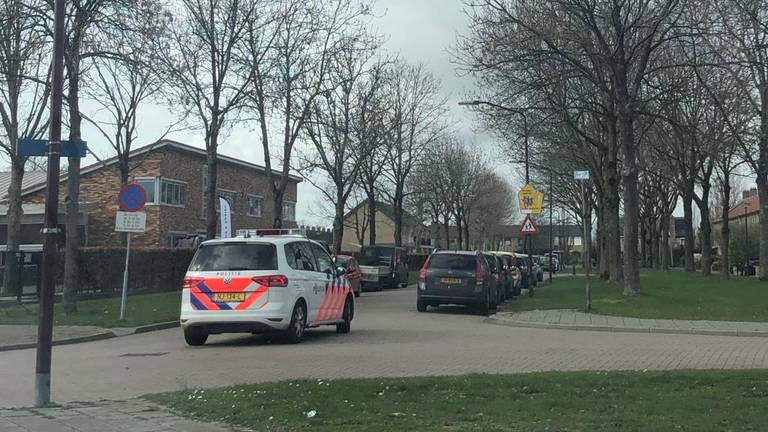 De politie surveilleert ook dinsdagmiddag in de wijk Velletri. (Foto: Erik Peeters)