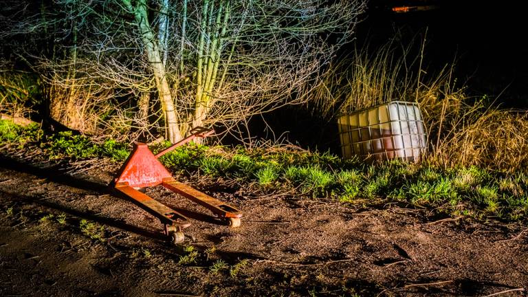 In de sloot bij de grond van Robert werd een vat drugsafval gevonden. (Foto: Sem van Rijssel/SQ Vision)