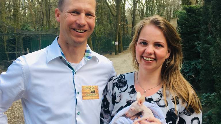 Twan en Kim met baby wallaby Skippy