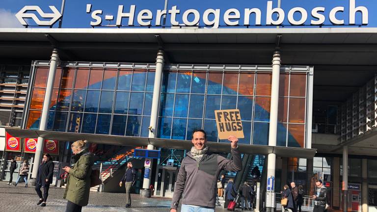 Thijs deelt vooral op het station in Den Bosch veel knuffels uit