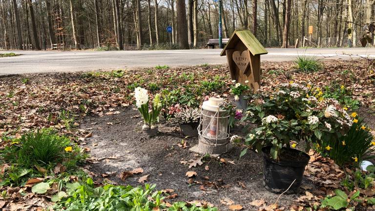 Het grafmonumentje voor de moeder van Brigitte en Mark aan de Rouppe van der Voortlaan in Ulvenhout.