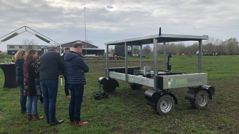 De robot die het pixelfarmen gaat uitvoeren (Foto: Alice van der Plas)