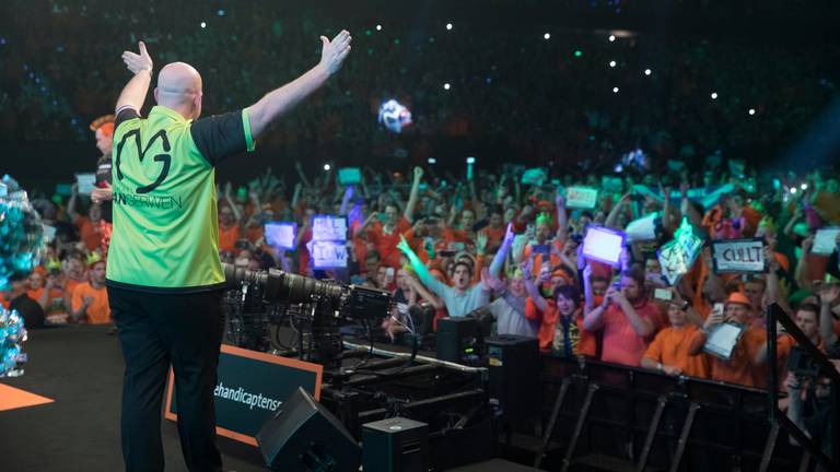 Michael van Gerwen voor een uitzinnig publiek. (Foto: Lawrence Lustig/PDC)