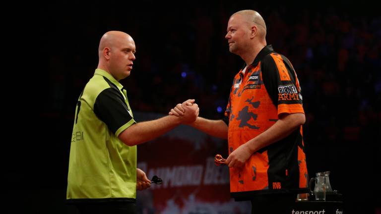 Michael van Gerwen liet Raymond van Barneveld kansloos (foto: ANP).