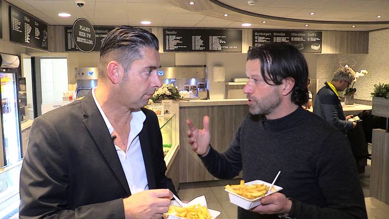 Verslaggever Ronald Sträter eet een frietje met Ernest Faber van PSV.