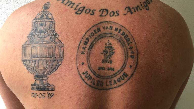 Coördineren Great Barrier Reef Behandeling Willem II-fan zet alvast tatoeage van KNVB-beker op zijn rug, ruim voor  finale in Rotterdam - Omroep Brabant