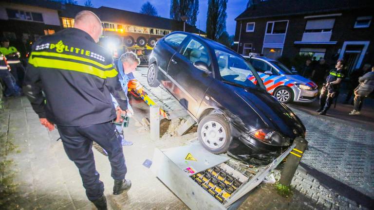 De dronken automobilist reed tegen de stroomkast aan. (Foto: Pim Verkoelen/SQ Vision)