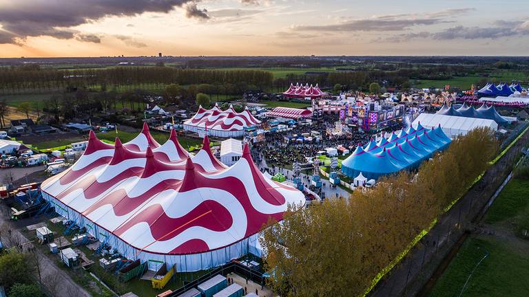 In de hoofdtent kun je een vliegtuig parkeren.