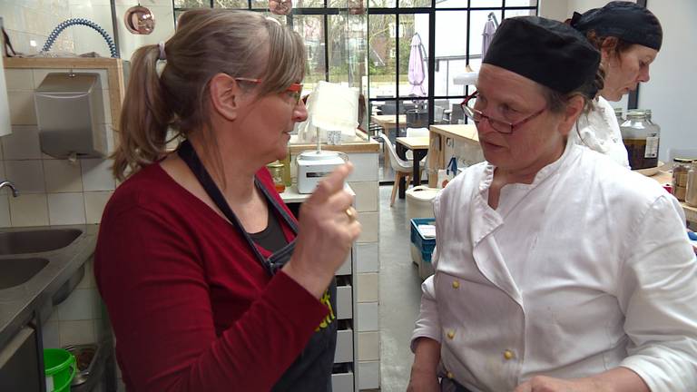 Marion (links) geeft instructies aan haar personeel. (foto: Omroep Brabant).