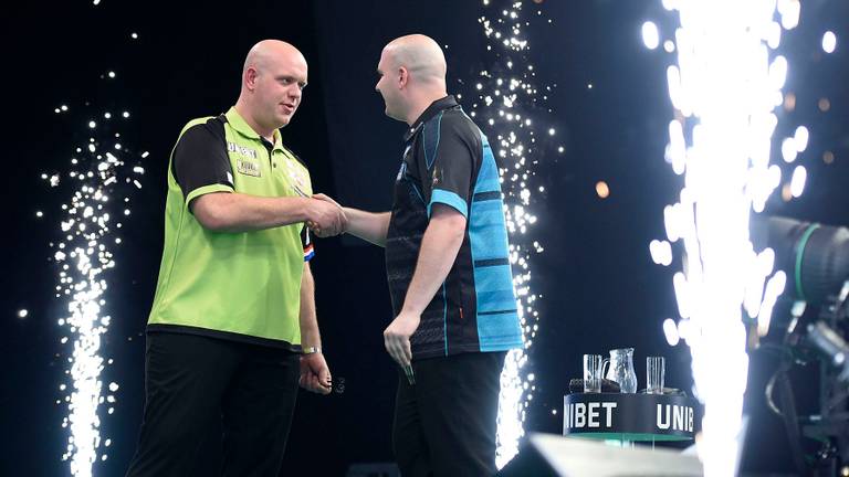 Van Gerwen en Cross tijdens een eerdere ontmoeting in de Premier League dit jaar (foto: Lawrence Lustig/PDC)