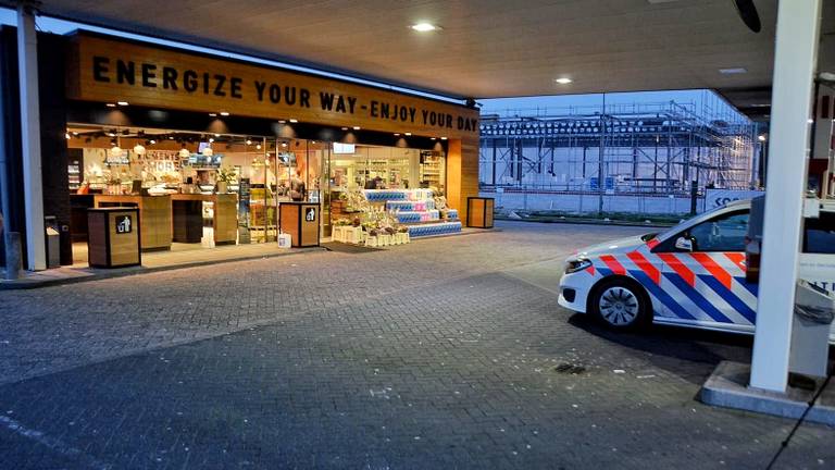 Het overvallen tankstation Wouwse tol in Bergen op Zoom (foto: Anthony DeCock/De Kort Media)