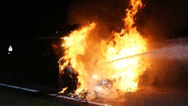 De auto ging in vlammen op. (Foto: Bart Meesters)