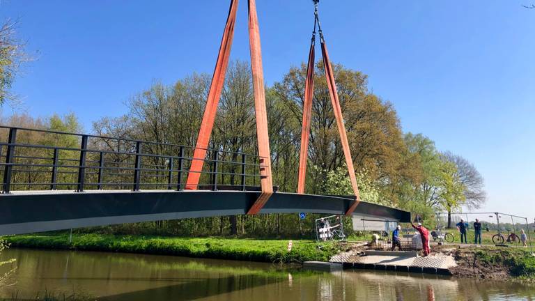De nieuwe fietsbrug over de Mark bij de Klokkenberg in Breda wordt geplaatst (foto: Raoul Cartens)