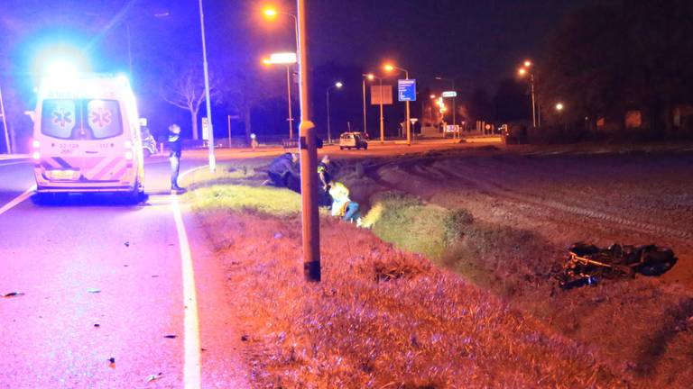 De motorrijder kwam na het ongeluk in de sloot terecht. (Foto: Harrie Grijseels/SQ Vision Mediaprodukties)