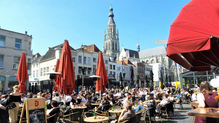 Overvolle terrassen in Breda. (Foto: Henk Voermans)