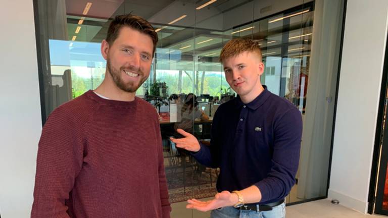 Oorlogsveteraan Luuk Elshout uit Drunen (l.) samen met rapper Snelle (archieffoto: Jan Waalen).