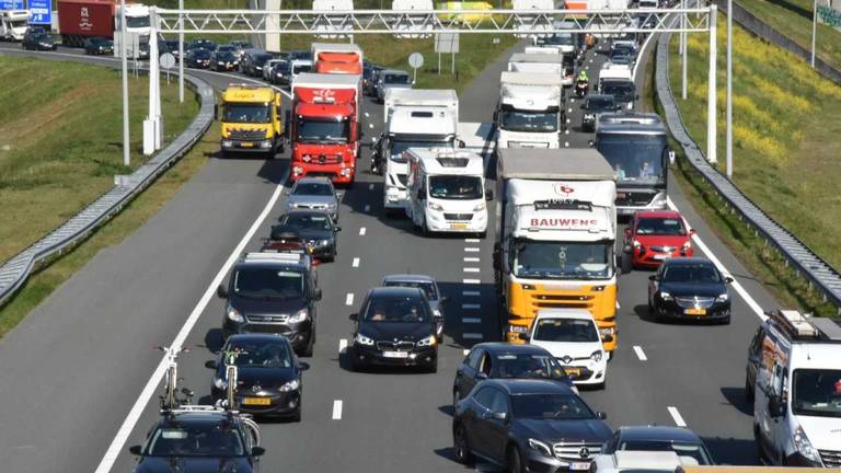 Drukte op de A67 (archieffoto: Hans van Hamersveld).