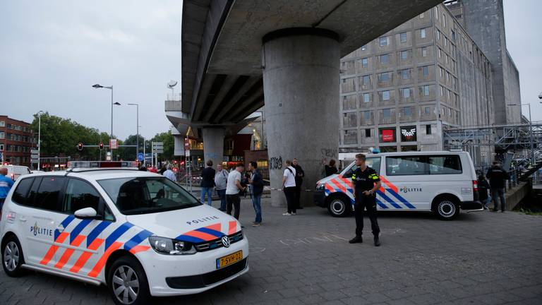 Politie voor de Maassilo in verband met de 'terrorristische dreiging'. (Foto: ANP)