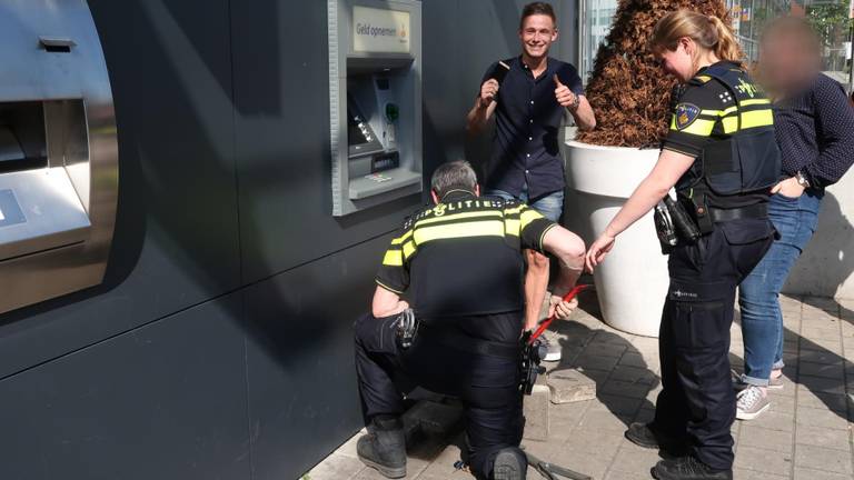 Na diepgravend politiewerk kwam het pasje weer terecht. (Foto: Perry Roovers/ SQ Vision)