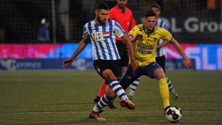 FC Eindhoven-speler Karim Essikal in duel met Kevin Jansen van SC Cambuur. (Foto: Orange Pictures)