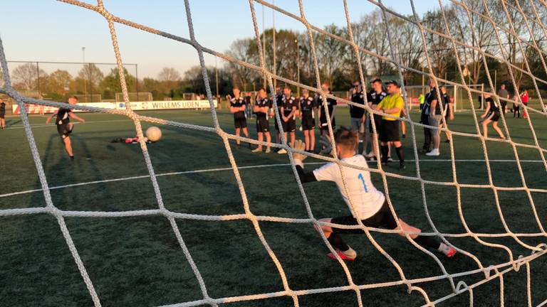 Ruim driehonderd voetballers doen mee aan de wereldrecordpoging. (Foto: Imke van de Laar)