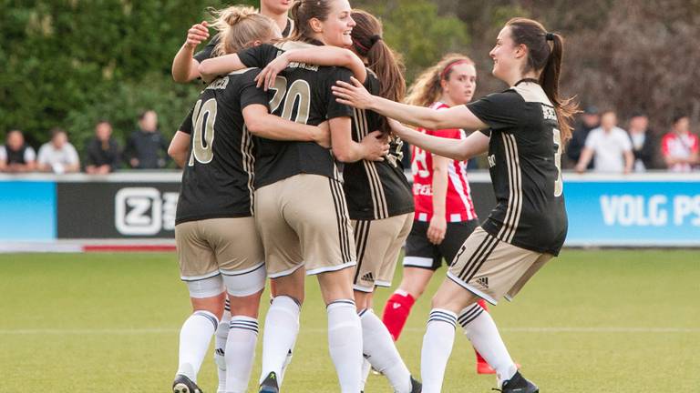 Ajax juicht na het winnende doelpunt in de topper tegen PSV. (Foto: Orange Pictures)