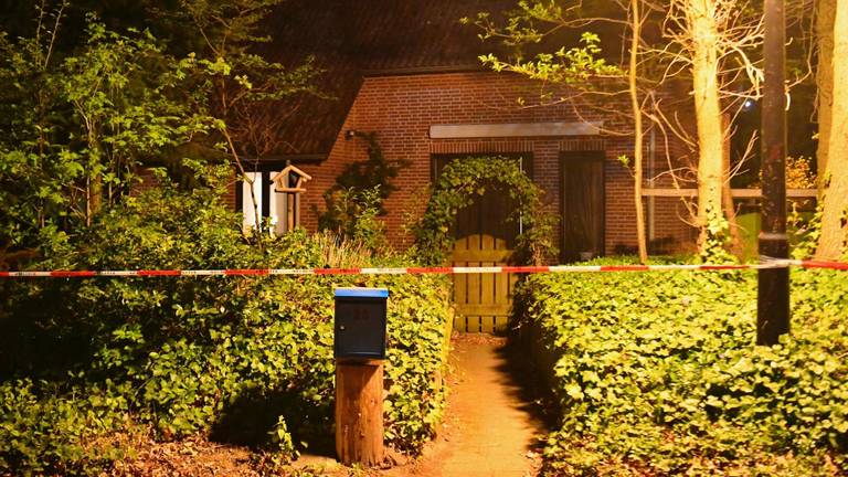 De mannen bedreigden de bewoonster van het huis. (Foto: Rico Vogels/SQ Vision)