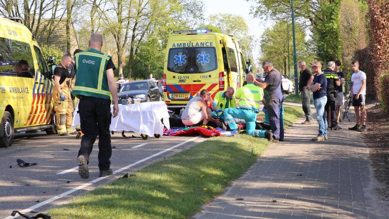 De motorrijders raakten zwaargewond. (Foto: SQ Vision)