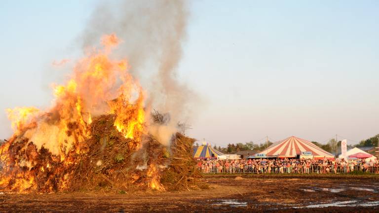 Het paasvuur in Budel kon toch doorgaan (foto: Harm van Leuken