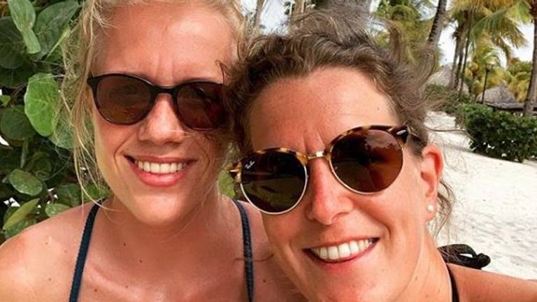 Letitia (l) en Ireen in Curaçao. (foto: @ireenw / Instagram)