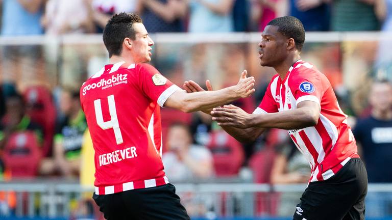 Nick Viergever en Denzel Dumfries. (foto: VI Images)