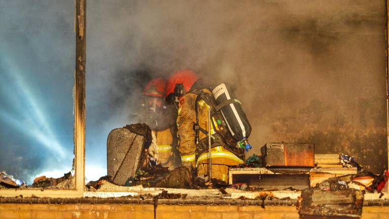 Verschillende brandweerlieden rukten uit vanwege de brand aan de Kleine Dreef in Veldhoven. (Foto: Rico Vogels)