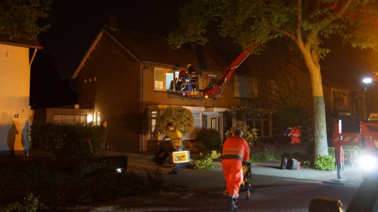 Man met hoogwerker uit huis gehaald aan de Vossenbergselaan in Kaatsheuvel. (Foto: Erik Haverhals / FPMB)