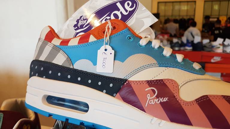 nederlaag Geurloos pianist Een paar sneakers van 3000 euro, 'sneakerheads' staan in de rij voor grote  beurs in Eindhoven - Omroep Brabant