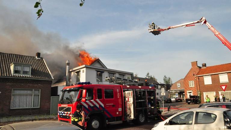 De brandweer probeert het vuur onder controle te krijgen. (foto: Persbureau Midden Brabant)