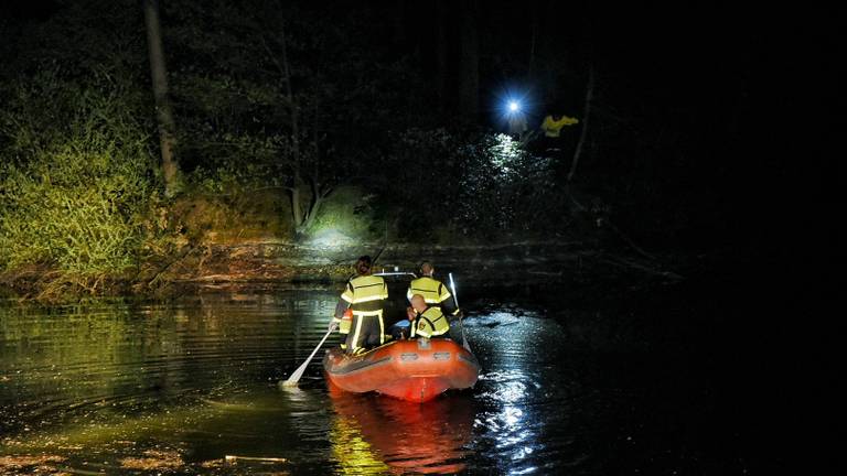 Een brandweerboot uit Breda kwam ter plaatse. (Foto: Toby de Kort)