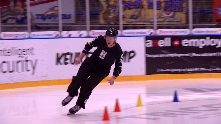 IJshockeyscheidsrechter Joep Leermakers uit Tilburg fluit in mei het WK in Slowakije