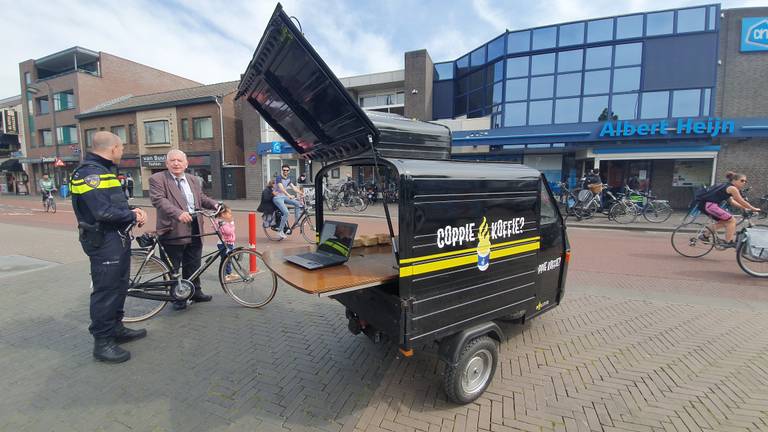 Politie driewieler van Coppie Koffie initiatief op Woenselse Markt in Eindhoven (Foto: Collin Beijk)
