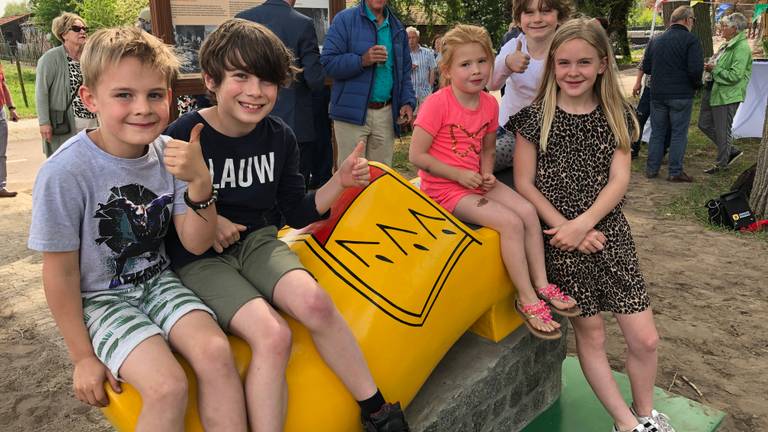 De kleinkinderen van klompenmaker Harrie van der Velden onthulden de grote klomp aan de Oirschotseweg in Best. (Foto: Tom van den Oetelaar)